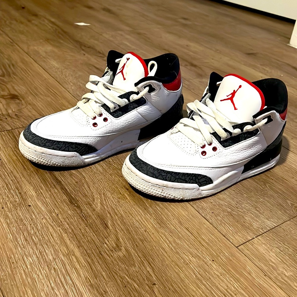 Jordan Retro 3.  Size 5Y.  I’m a 6.5 in women’s and they fit me. Barely worn.